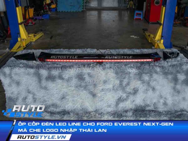 Ốp Cốp Đèn LED Line Cho Ford Everest Next-Gen Mã Che Logo Nhập Thái Lan
