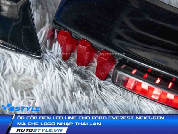 Ốp Cốp Đèn LED Line Cho Ford Everest Next-Gen Mã Che Logo Nhập Thái Lan