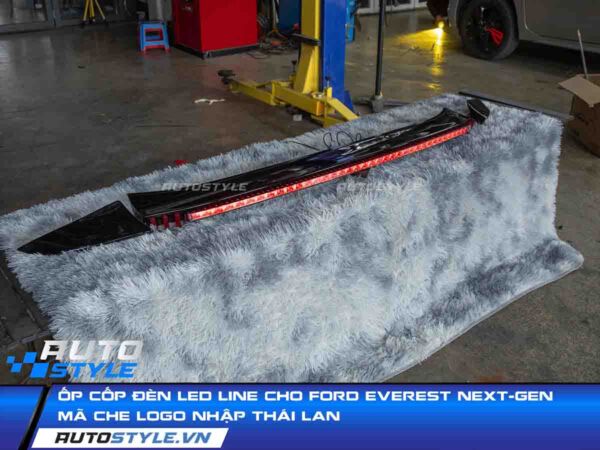 Ốp Cốp Đèn LED Line Cho Ford Everest Next-Gen Mã Che Logo Nhập Thái Lan