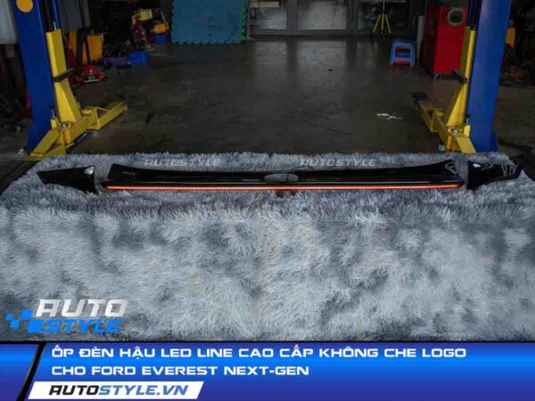 Ốp Đèn Hậu Led Line Không Che Logo Cho Ford Everest Next-Gen Cao Cấp