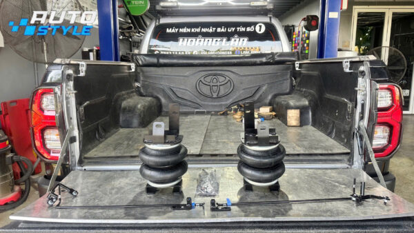 Toyota Hilux Lắp Bầu Hơi Trợ Tải Chống Xệ Đuôi Giữ Đuôi Xe Ổn Định Khi Chở Nặng