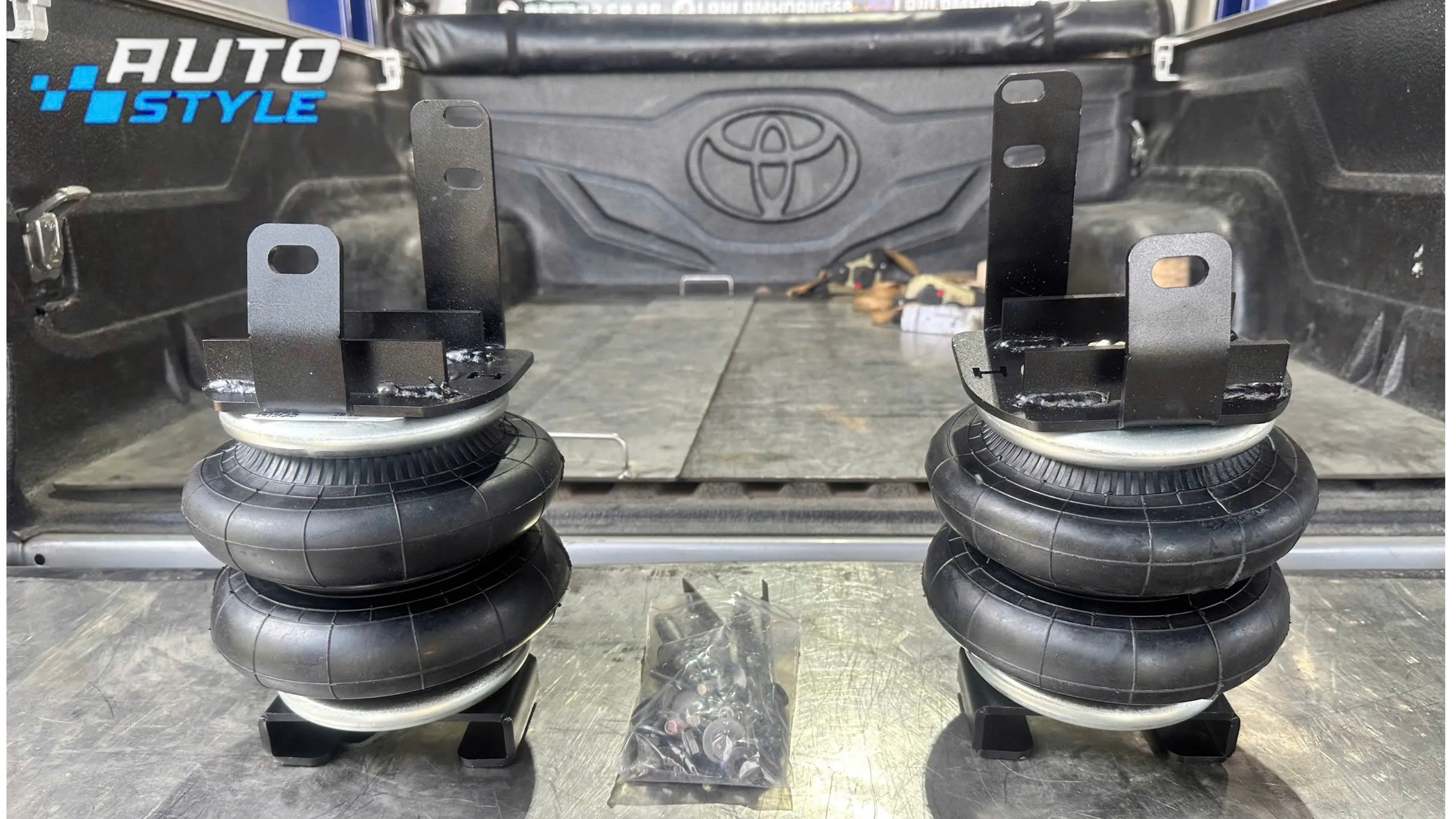 Toyota Hilux Lắp Bầu Hơi Trợ Tải Chống Xệ Đuôi Giữ Đuôi Xe Ổn Định Khi Chở Nặng