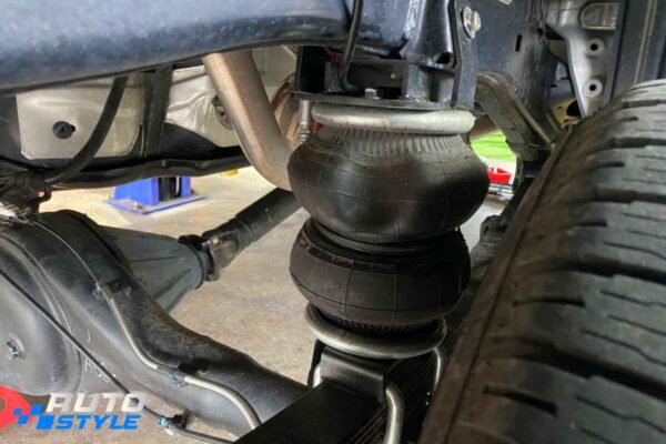 Toyota Hilux Lắp Bầu Hơi Trợ Tải Chống Xệ Đuôi Giữ Đuôi Xe Ổn Định Khi Chở Nặng