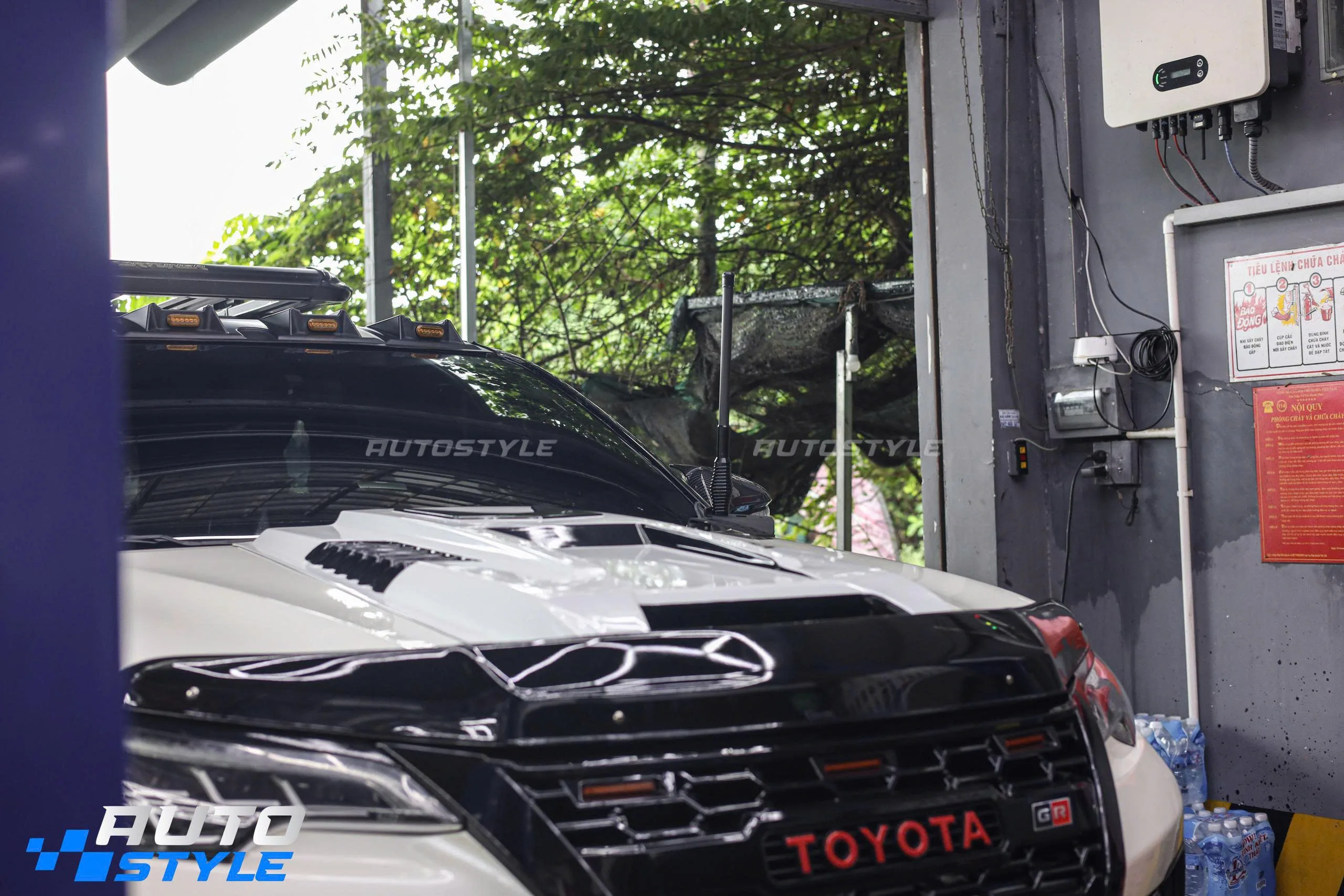 Ăng Ten Định Vị Đầu Xe Thân Carbon Chân Lò Xo – Vì Sao Dân Bán Tải, SUV Ưa Chuộng?