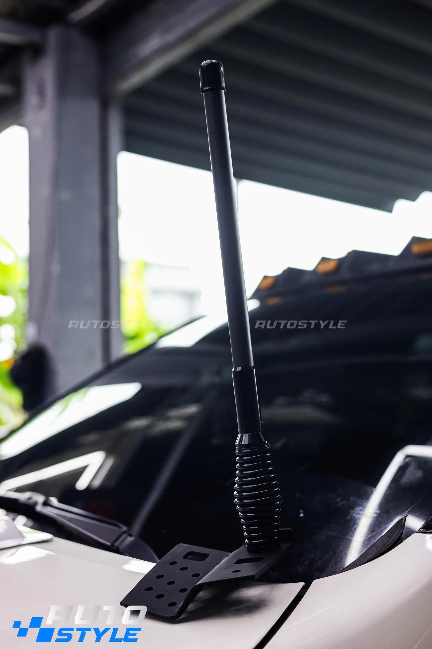 Ăng Ten Định Vị Đầu Xe Thân Carbon Chân Lò Xo – Vì Sao Dân Bán Tải, SUV Ưa Chuộng?