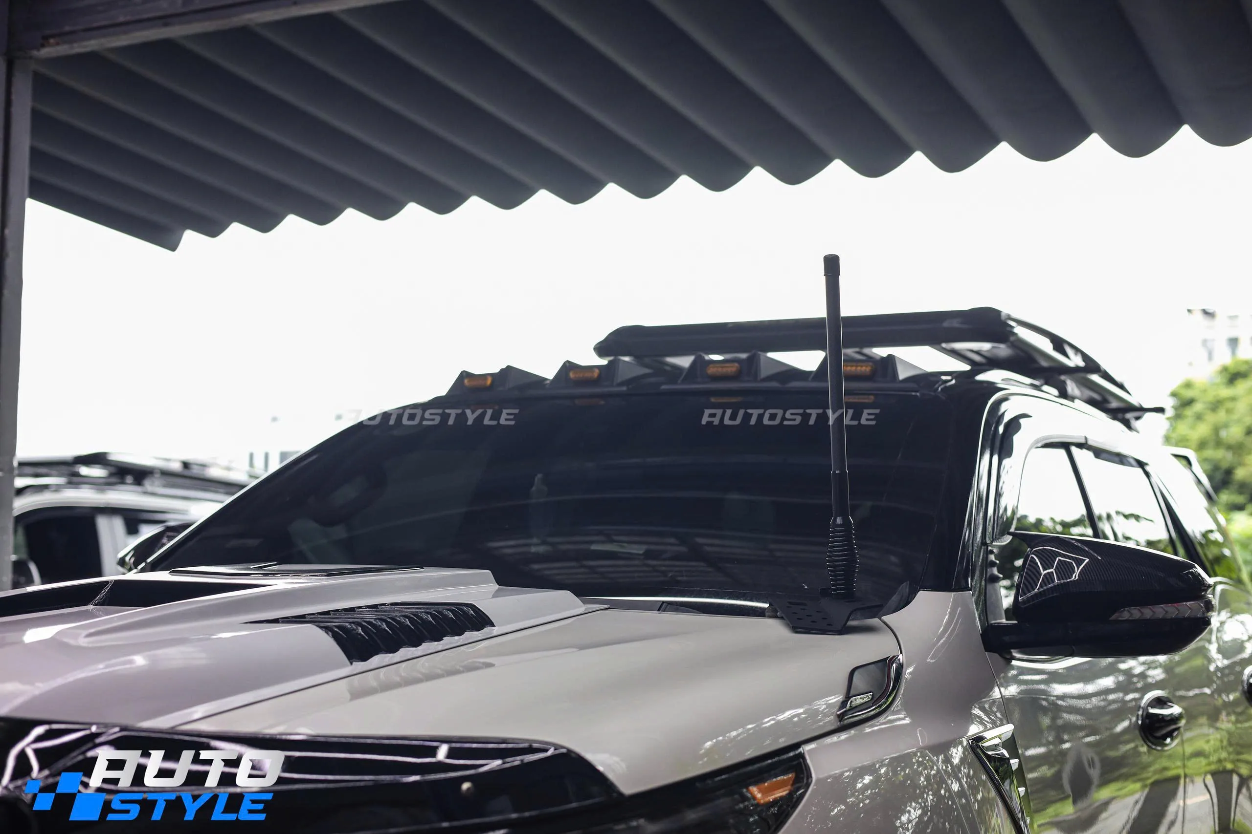 Ăng Ten Định Vị Đầu Xe Thân Carbon Chân Lò Xo: Vì Sao Dân Bán Tải, SUV Ưa Chuộng?