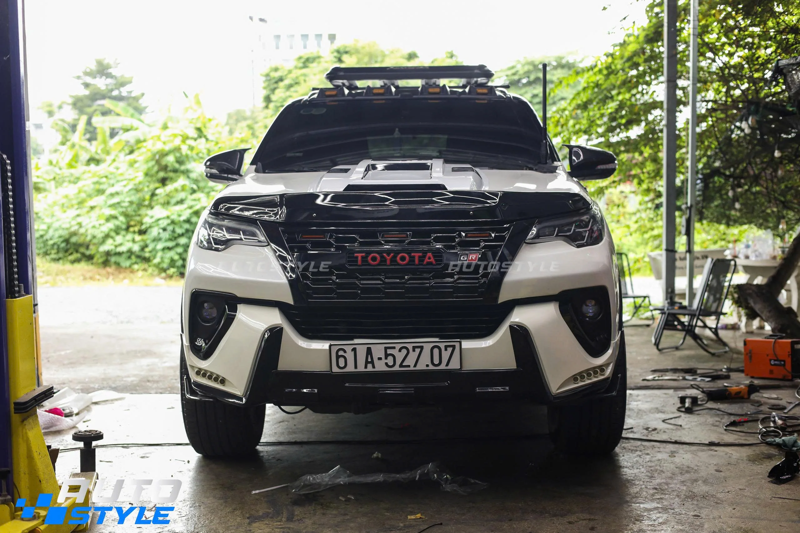 Ăng Ten Định Vị Đầu Xe Thân Carbon Chân Lò Xo: Vì Sao Dân Bán Tải, SUV Ưa Chuộng?