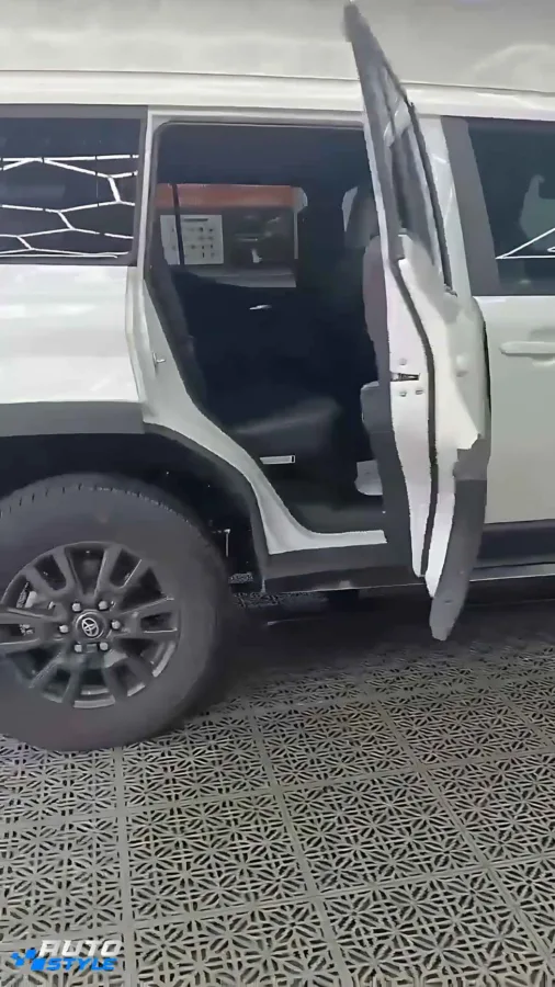 Bậc Bước Điện Land Cruiser Prado LC250: Tự Động Đóng Mở, Chống Kẹt, Chịu Tải Đến 300kg