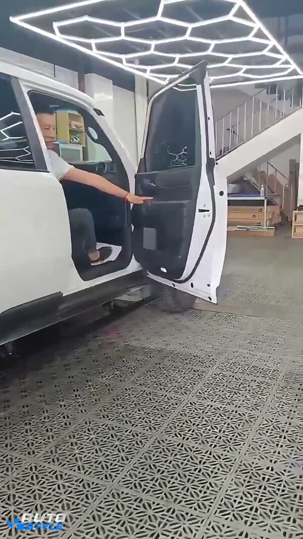 Bậc Bước Điện Land Cruiser Prado LC250: Tự Động Đóng Mở, Chống Kẹt, Chịu Tải Đến 300kg