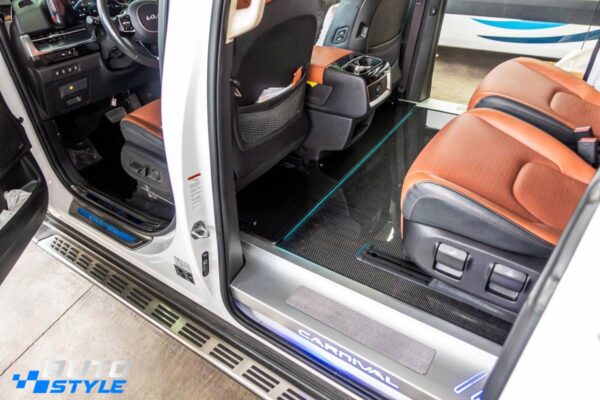 Sàn Carbon Fiber Kia Carnival Nguyên Tấm: Hết Cảnh Sàn Nỉ Ẩm Mốc, Bốc Mùi – Lau Sạch Trong 30 Giây