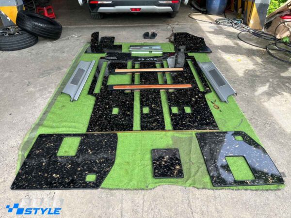 Sàn Carbon Kia Carnival Full Combo: Forged Carbon Lá Vàng, Bảng Tên LED & Ốp Bậc Nhôm Cửa Lùa