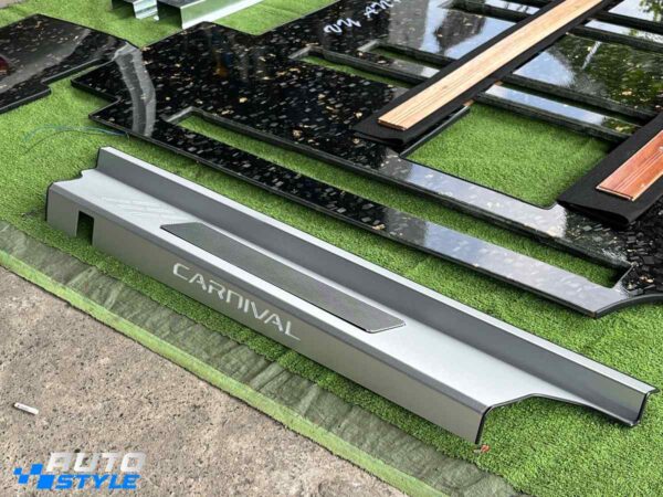 Sàn Carbon Kia Carnival Full Combo: Forged Carbon Lá Vàng, Bảng Tên LED & Ốp Bậc Nhôm Cửa Lùa