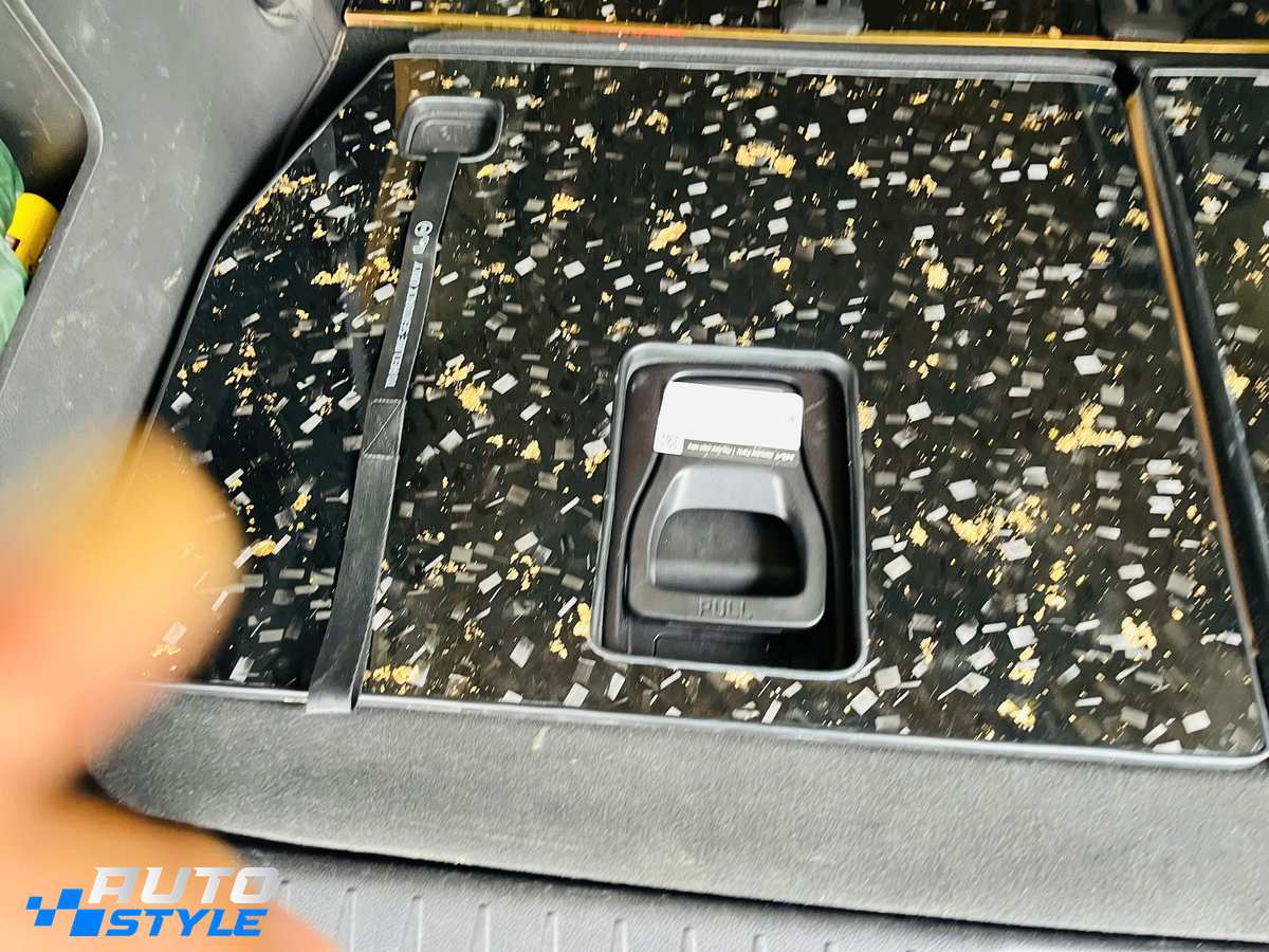 Sàn Carbon Kia Carnival Full Combo: Forged Carbon Lá Vàng, Bảng Tên LED & Ốp Bậc Nhôm Cửa Lùa