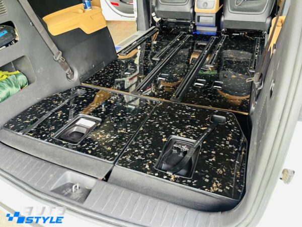 Sàn Carbon Kia Carnival Full Combo: Forged Carbon Lá Vàng, Bảng Tên LED & Ốp Bậc Nhôm Cửa Lùa