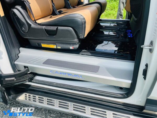 Sàn Carbon Kia Carnival Full Combo: Forged Carbon Lá Vàng, Bảng Tên LED & Ốp Bậc Nhôm Cửa Lùa