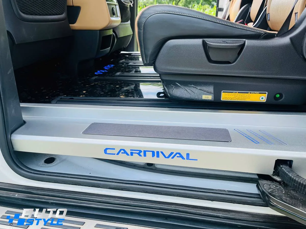 Sàn Carbon Kia Carnival Full Combo: Forged Carbon Lá Vàng, Bảng Tên LED & Ốp Bậc Nhôm Cửa Lùa
