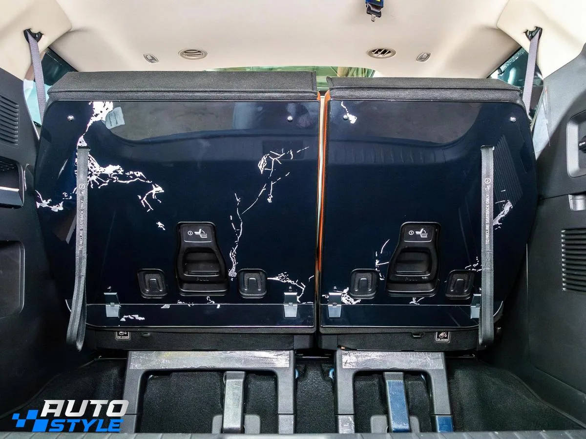 Sàn Nhôm Vân Đá Trắng Đen Kia Carnival: Top 2 Được Ưa Chuộng, Khoang Xe Sang Như Limousine